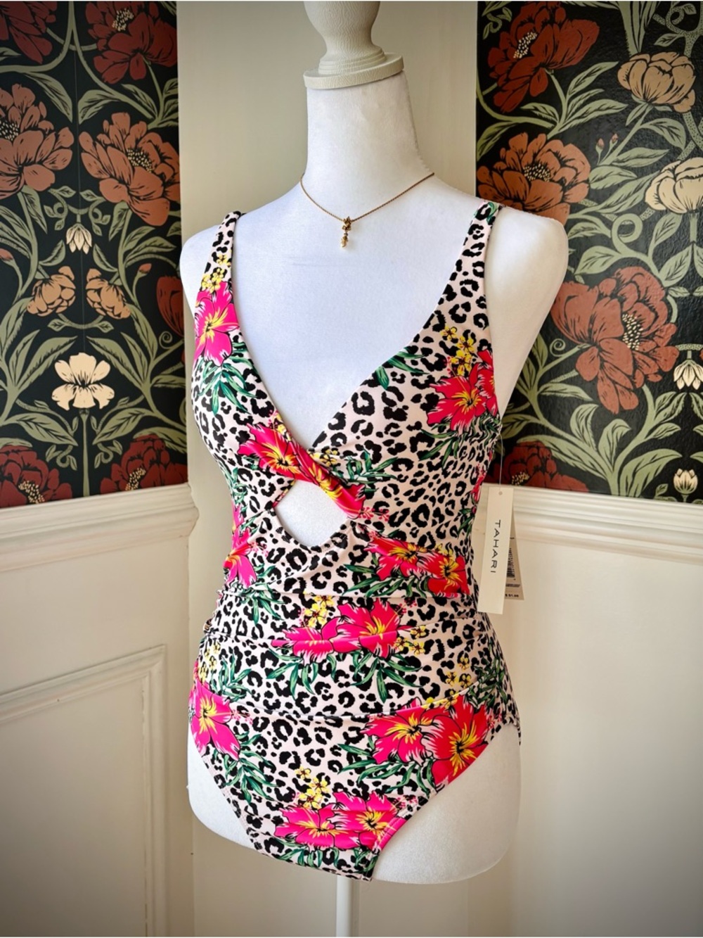 NWT🌺✨ TAHARI One Piece Bathing Suit